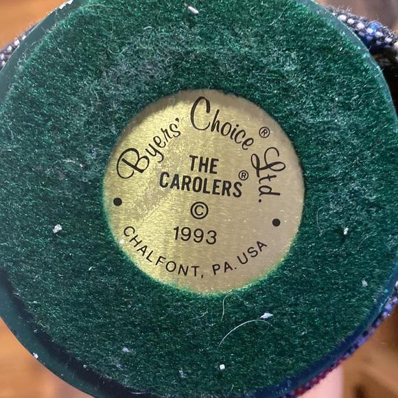 Byers Choice Carolers - Woman holding basket - Picture 12 of 12